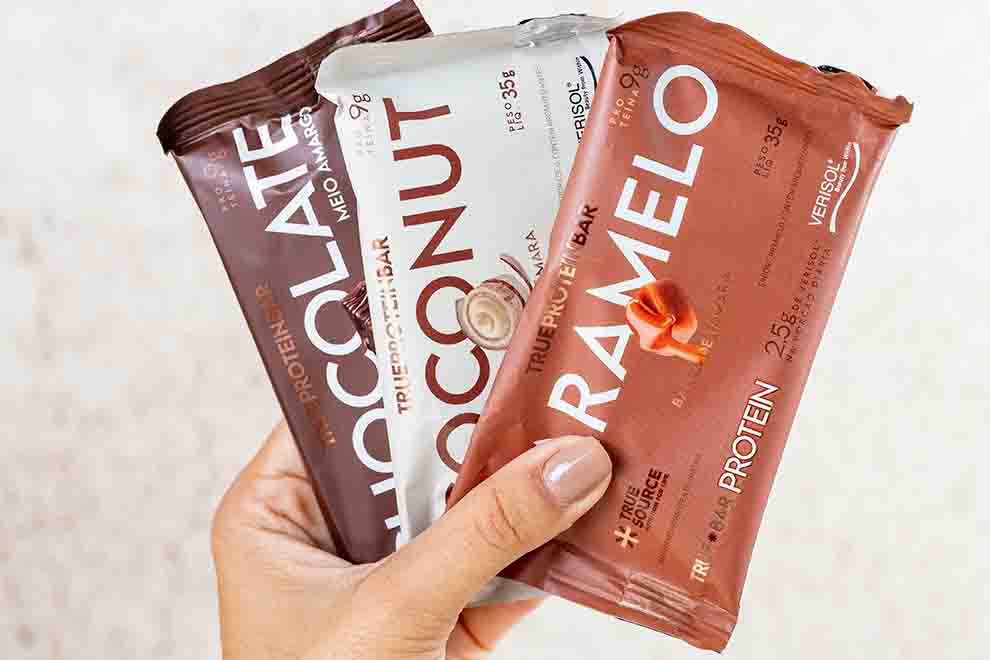 Três barras de proteína diferentes em mão
