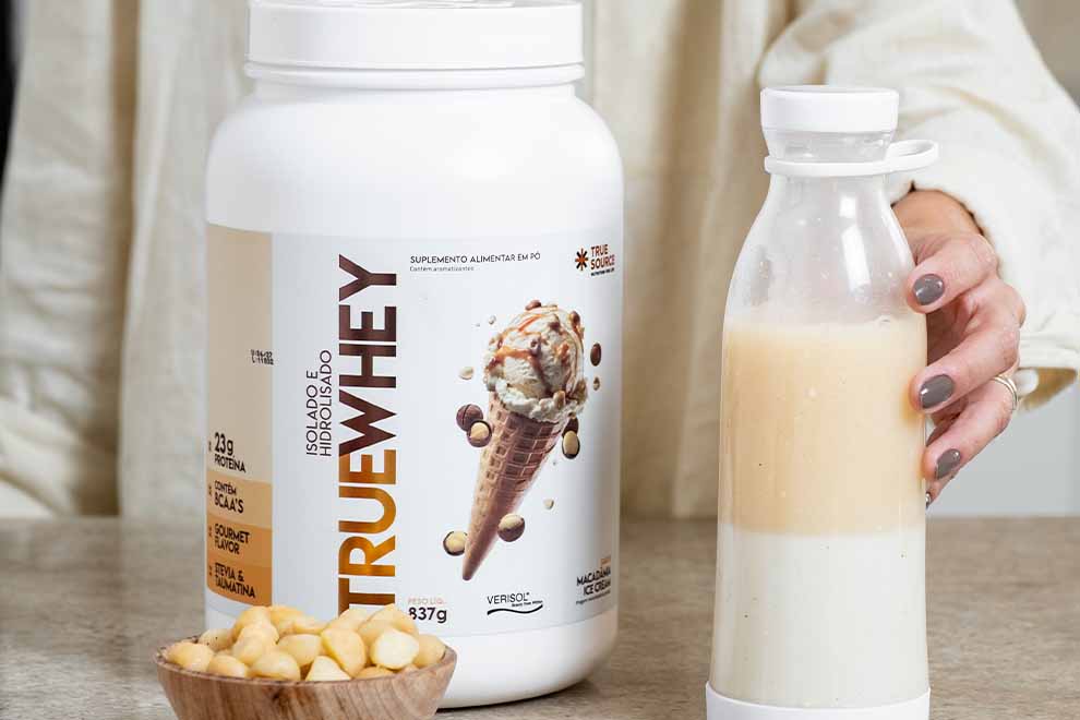 Pote de suplemento True Whey com bebida proteica