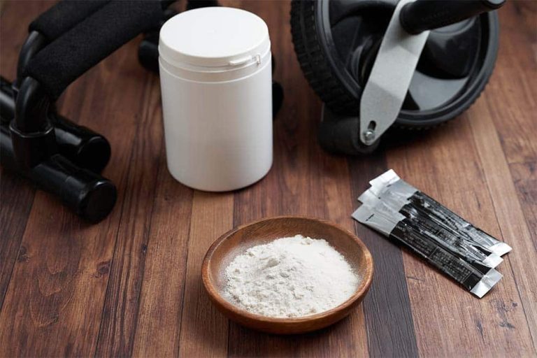 Suplemento em pó ao lado de equipamentos de ginástica