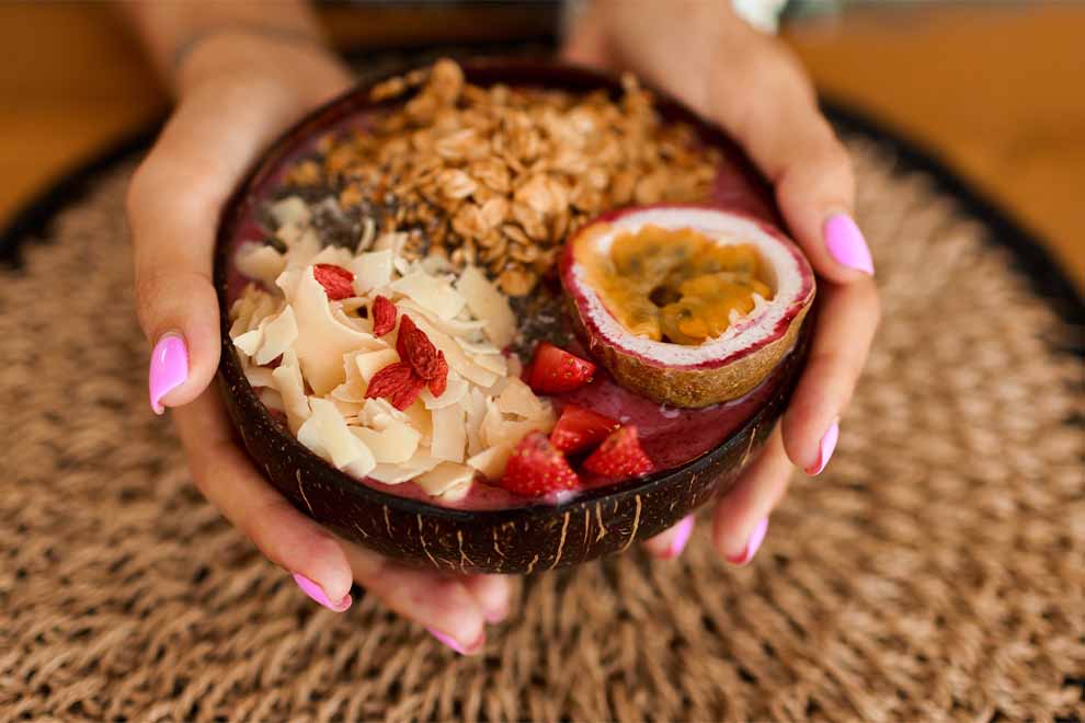 Açaí Bowl com frutas e granola