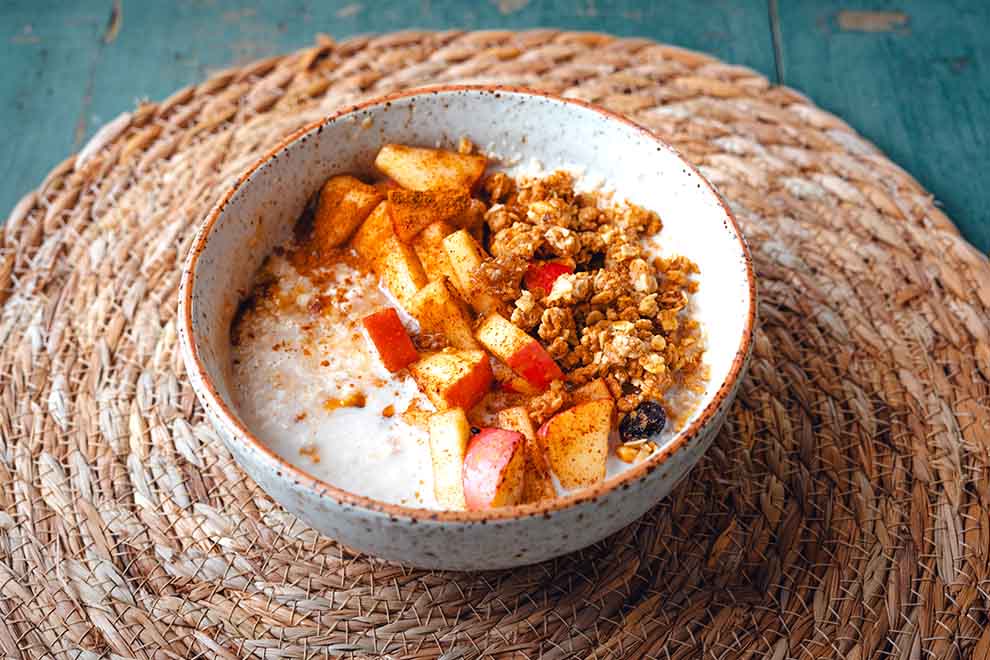 Cereal com maçã e granola em prato rústico