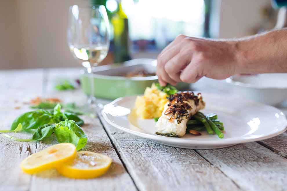 Prato de peixe grelhado com legumes frescos