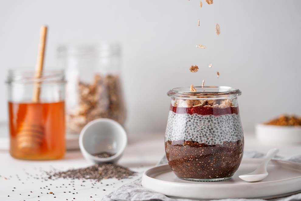 Pudim de chia com mel e granola em pote de vidro
