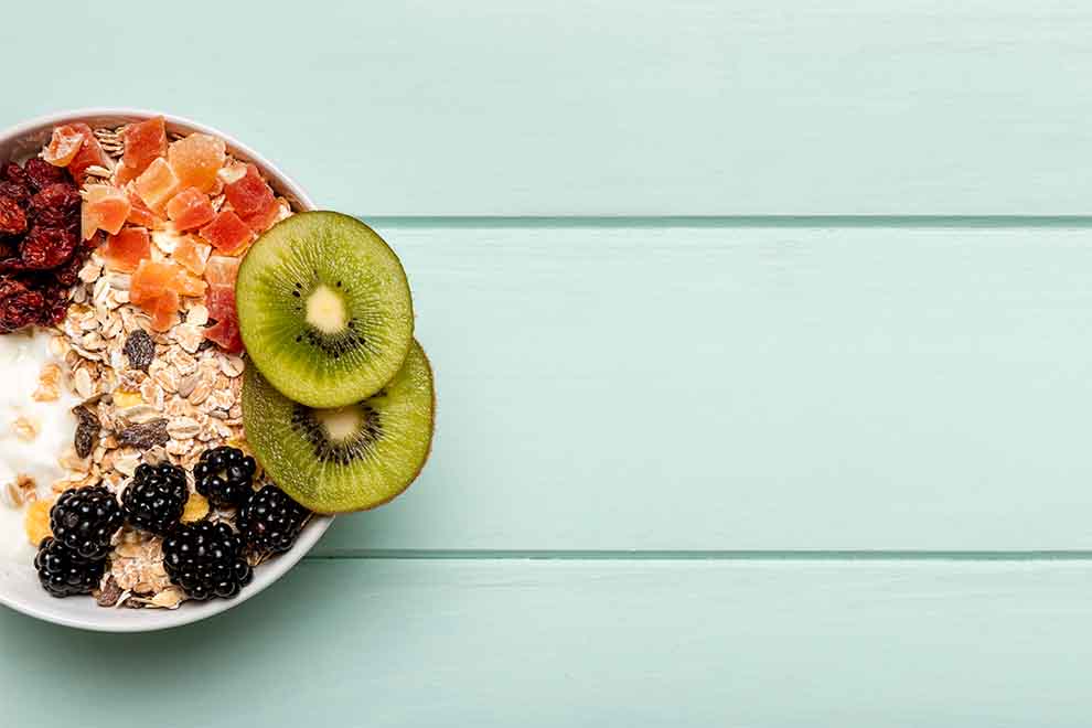 Tigela com granola e frutas frescas coloridas