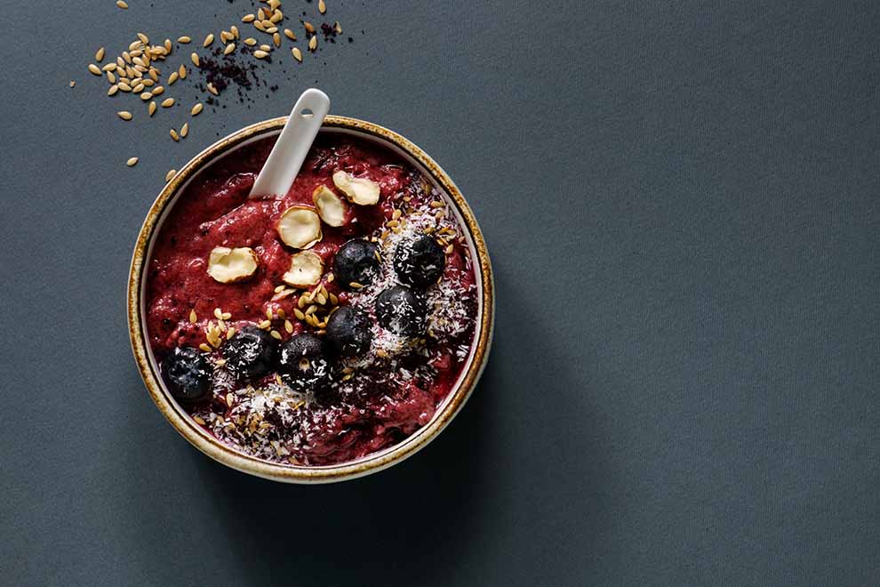 Tigela de smoothie de frutas com sementes e granola