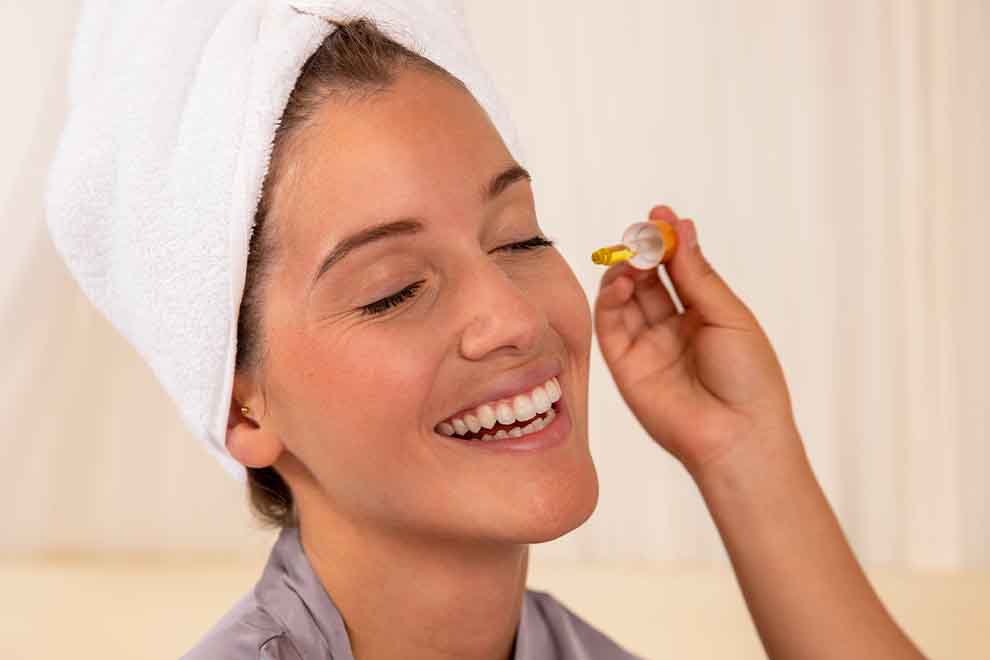 Mulher sorrindo enquanto recebe tratamento facial