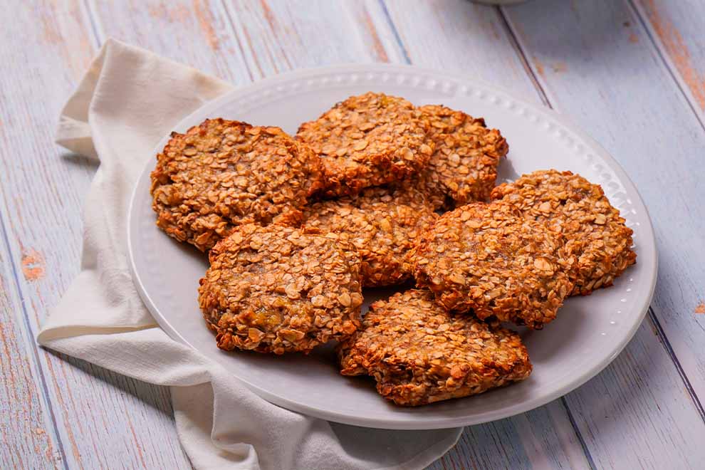 Biscoitos crocantes de aveia em prato branco