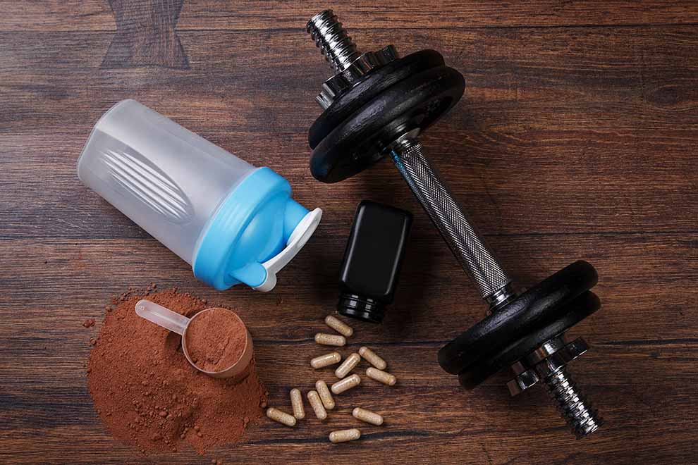 Equipamentos de treino com proteína e suplementos