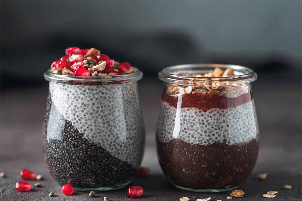 Pudins de chia com camadas de chocolate e frutas