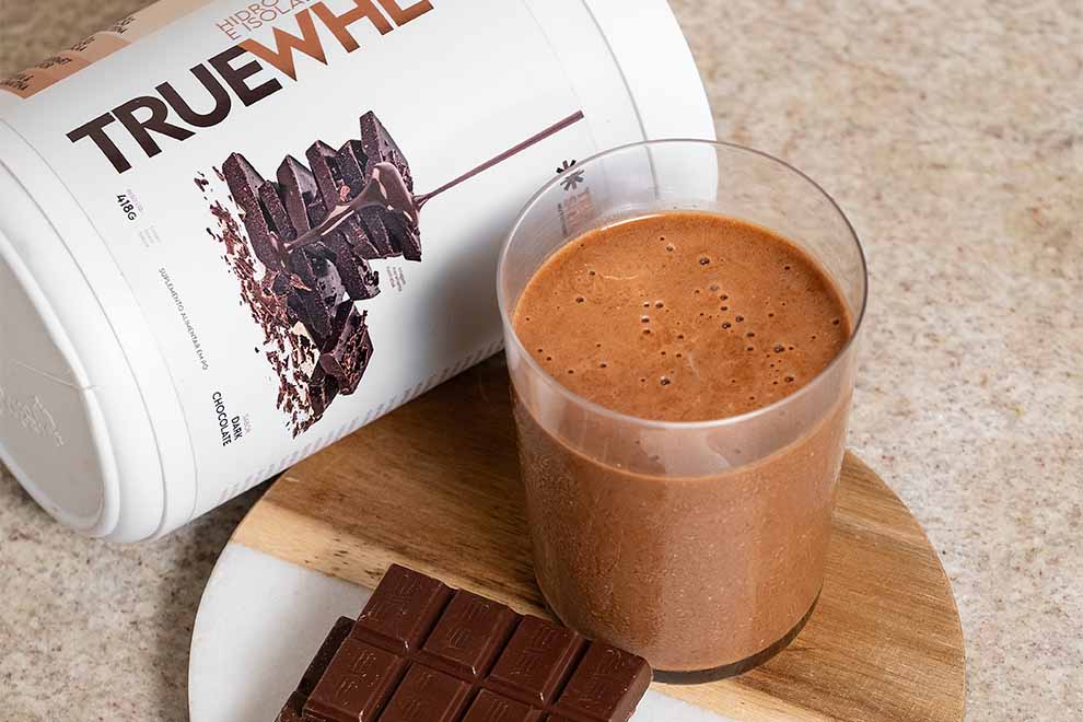 Shake de chocolate em copo com pacote Truewhl