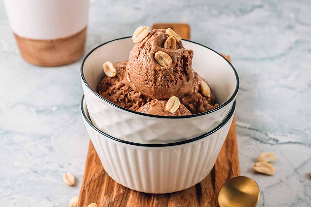 Sorvete de chocolate com amendoim na tigela